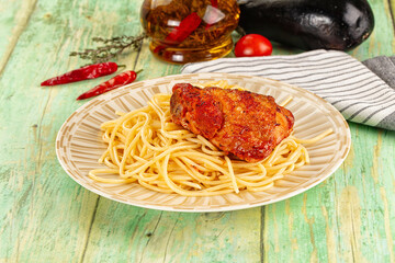 Pasta spaghetti with chicken thighs