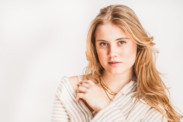 Fototapeta premium Junge Frau mit langen blonden Haaren