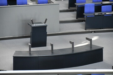 Rednerpult im Plenarsaal des Deutschen Bundestages im Reichstag in Berlin