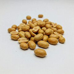 Obraz premium Peanuts scattered on a white background