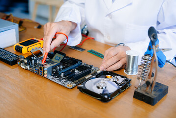 Obraz premium The technician repairing the motherboard in the lab with copy space. the concept of computer hardware, mobile phone, electronic, repairing, upgrade .