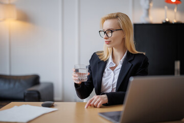 Obraz premium Businesswoman Working at Desk