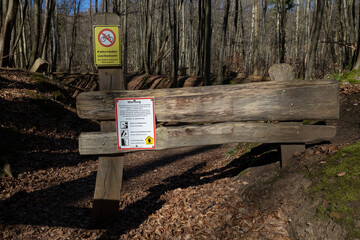 Ruegen, Sassnitz, Mecklenburg-Vorpommern, Nationalpark Jasmund, Kreidekueste, Buchenwald, Warnschild, Deutschland, 19.03.2025 
