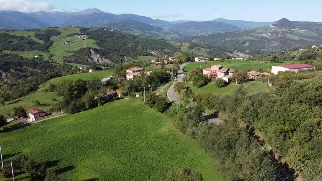 Piccolo paese di campagna nelle colline italiane