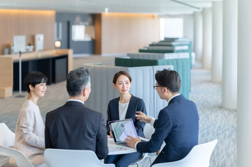 ミーティングをするビジネスチーム