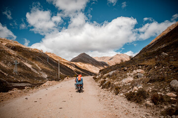 Obraz premium The natural beauty of National Highway 317 in Ganzi, Sichuan, China, and the scenery of Queer Mountain