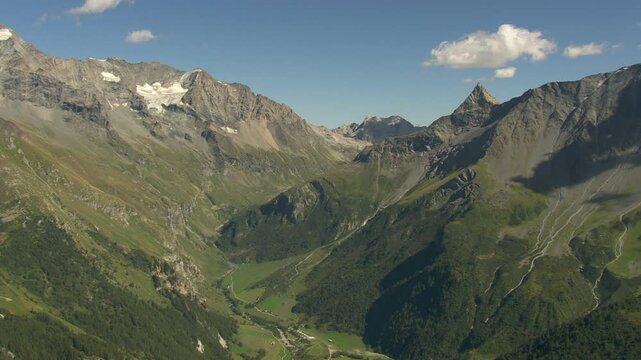 Vue panoramique de Vallon de Rosuel aux portes du parc de la Vanoise dans les Alpes en &eacute;t&eacute;