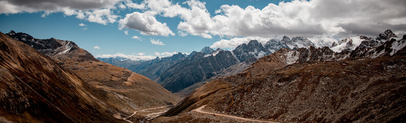 The natural beauty of National Highway 317 in Ganzi, Sichuan, China, and the scenery of Queer Mountain