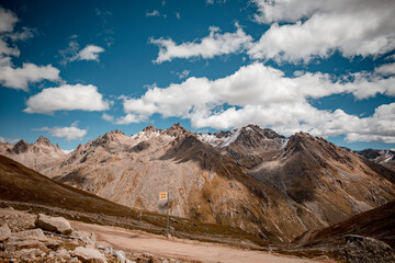 The natural beauty of National Highway 317 in Ganzi, Sichuan, China, and the scenery of Queer Mountain