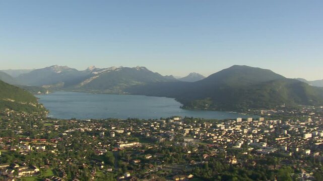 Panorama a&eacute;rien du lac d'Annecy dans les Alpes en &eacute;t&eacute;