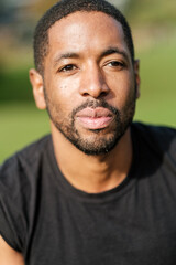 Obraz premium Portrait of confident african american man wearing black t-shirt outdoors