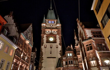 Das Martinstor in Freiburg am Abend
