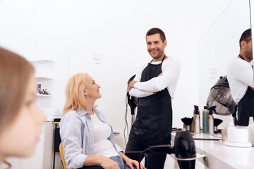 Obraz premium Mature pretty woman is doing hairdo in beauty salon. Female stylish haircut.