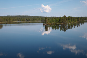 Fototapeta premium フィンランドイナリ湖の夏の空