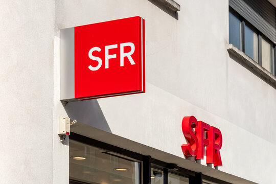 Asni&egrave;res-sur-Seine, France - 20 mars 2025: Enseigne et logo &agrave; l'entr&eacute;e d'une boutique SFR. La Soci&eacute;t&eacute; Fran&ccedil;aise du Radiot&eacute;l&eacute;phone ou SFR, est un op&eacute;rateur t&eacute;l&eacute;com fran&ccedil;ais filiale du groupe Altice