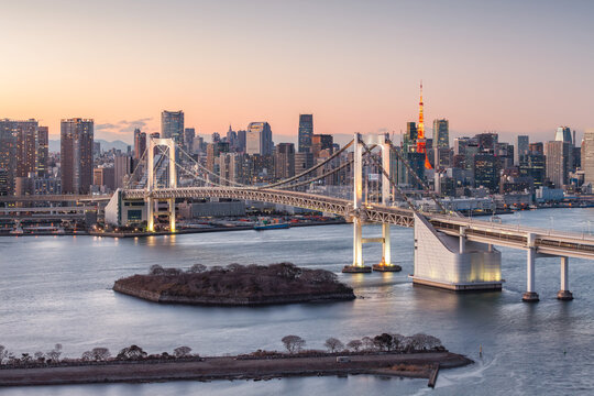 Tokyo skyline at sunset with view of Rainbow Bridge and Tokyo Tower
