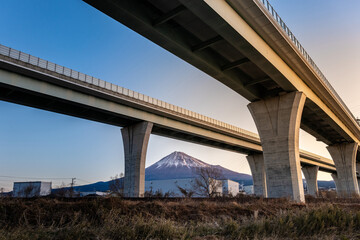 新東名新高速道路と富士山（静岡県富士市）