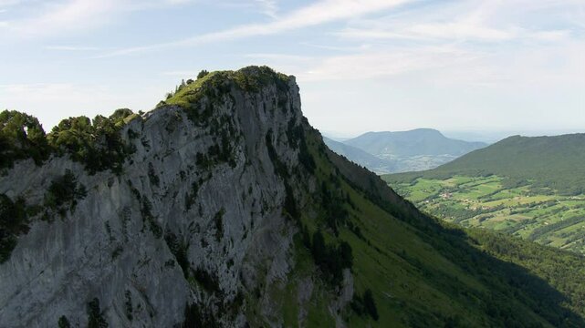 Survol du massif des Bauges, Roc des boeufs dans les Alpes en &eacute;t&eacute;