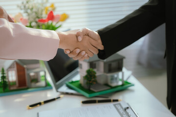 Real estate agents and new homeowners discuss mortgages and insurance coverage for safe investment and ownership.