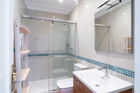 Ba&ntilde;o moderno con ducha de vidrio y dise&ntilde;o elegante