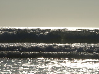 Vague de bord de mer sous le soleil