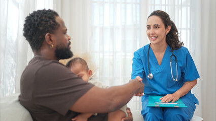 Obraz premium A doctor uses a stethoscope to check on the health of a little boy as he sleeps in his father's arms