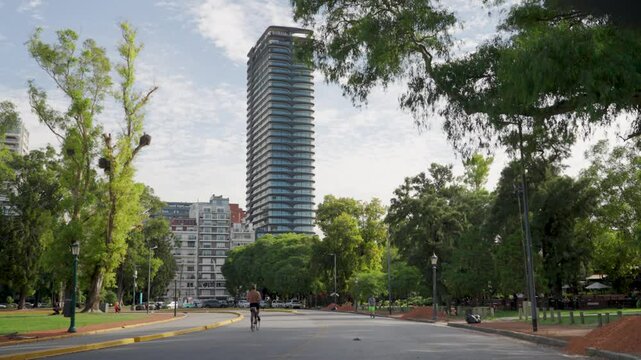 Los Bosques de Palermo, Buenos Aires, Argentina. Lago, tr&aacute;fico, edificios, &aacute;rboles, paisaje urbano y natural.