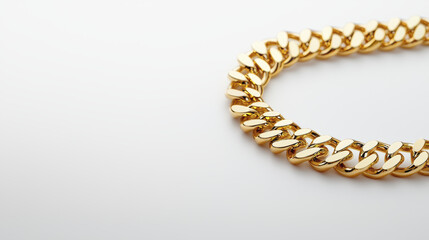 Obraz premium Elegant gold chain necklace on light background, showcasing its shine and design