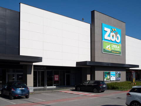 Cremona, Italy March 15th 2025 Zoo L'isola dei Tesori shopping center with parked cars in Collegno, Italy