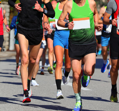 New sentence to translate and find Keywords in English: gambe dei corridoirdi impegnati in una corsa competitiva su strada