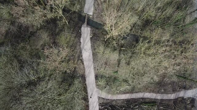 Vue a&eacute;rienne d'un bois et un chemin dans la campagne