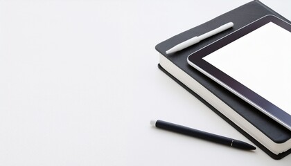 태블릿과 스타일러스 펜이 놓인 이미지