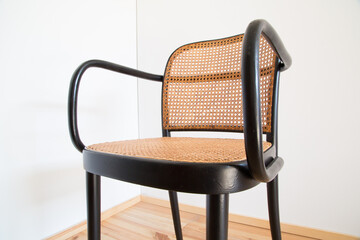 Italienischer Bugholz Armlehnstuhl, vintage aus den 50er Jahren, Rattangeflecht an R&uuml;ckenlehne und Sitz