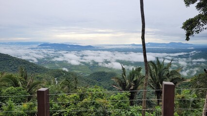 Paisagem montanhosa com neblina na Serra de Tianguá, Brasil