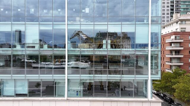 Ventanas vidriadas de edificios de oficinas en Puerto Madero, Buenos Aires, Argentina. Reflejos urbanos, arquitectura moderna, ciudad, turismo, negocios.