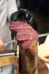 experto cortando cecina con un cuchillo especial de corte y sus manos