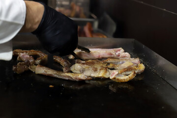 chef friendo filetes de panceta de cerdo a la plancha