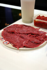 filetes de ternera crudos en el plato preparados para freír