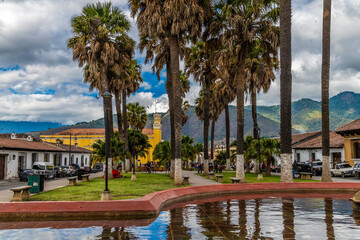 Obraz premium A view across the pool of the public laundry in Antigua in Guatemala in early springtime