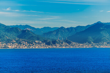 Obraz premium A view across the bay towards the old town and Malecon Promenade in Puerto Vallarta in early springtime