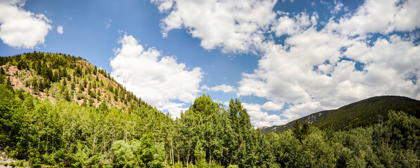 The beautiful Continental rolling hills and lush woods can all be seen in this breathtaking panoramic picture of the Colorado Rockies behind Denver.