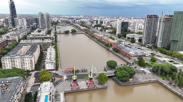 Vista a&eacute;rea de Puerto Madero, Buenos Aires, Argentina. Rascacielos, r&iacute;o y arquitectura moderna, paisaje urbano, turismo, ciudad, desarrollo.
