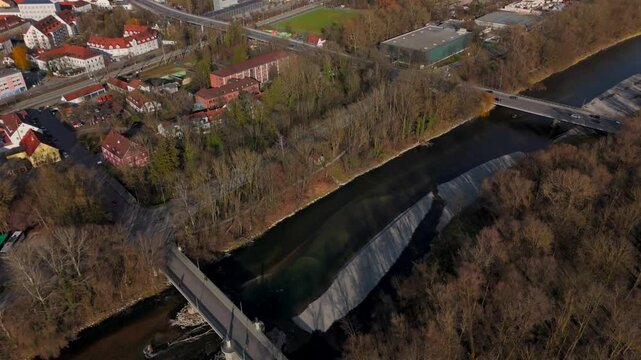 Korbinianbruecke ist eine Bogenbruecke ueber Isar in Freising, Deutschland Luftaufnahme im Fruehling. Alte Isarbruecke. Korbinianbrucke arch bridge over Isar River aerial view on sunny day in spring. 