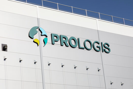 Logo und Schriftzug des Logistikunternehmenens Prologis an der Halle am neuen Standort in Bottrop