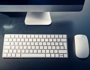 Un teclado y mouse inalámbricos sobre un escritorio moderno