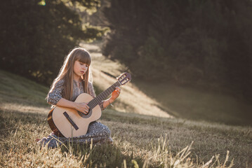 Mädchen spielt auf ihrer Gitarre