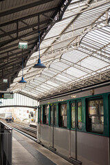 Two generation of metro in the same line in Paris