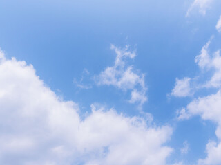 春の少し霞んだ青空と雲06