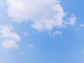 春の少し霞んだ青空と雲04