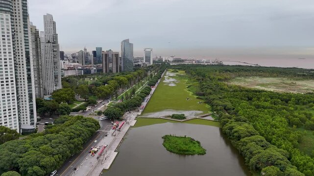 Edificios y torres rascacielos entre Puerto Madero y la Costanera, Buenos Aires, Argentina. Paisaje urbano, arquitectura moderna.